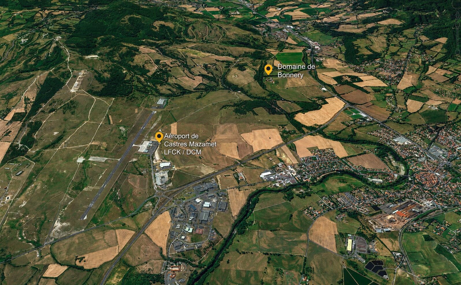 Vue aérienne : le Domaine de Bonnery et l'aéroport de Castres-Mazamet (LFCK / DCM), séparés de quelques minutes